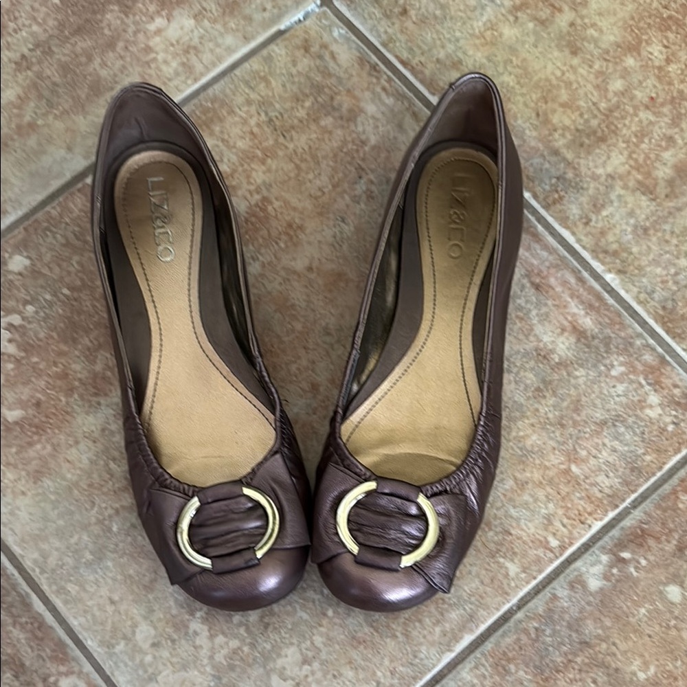 LIZ&CO  Bronze Leather Flats w/Gold ring comfortable rubber sole size 8 1/2